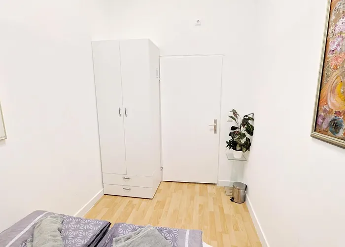 Comfortable In Lugner Area *